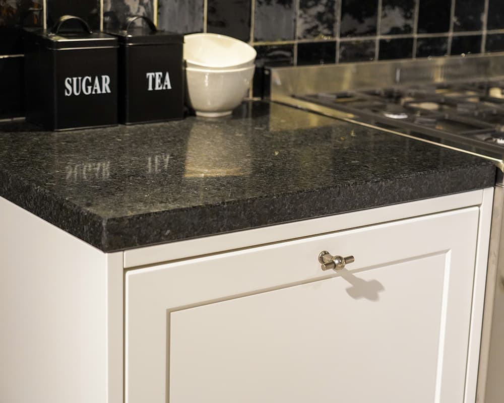 Witte keuken met zwart graniet
