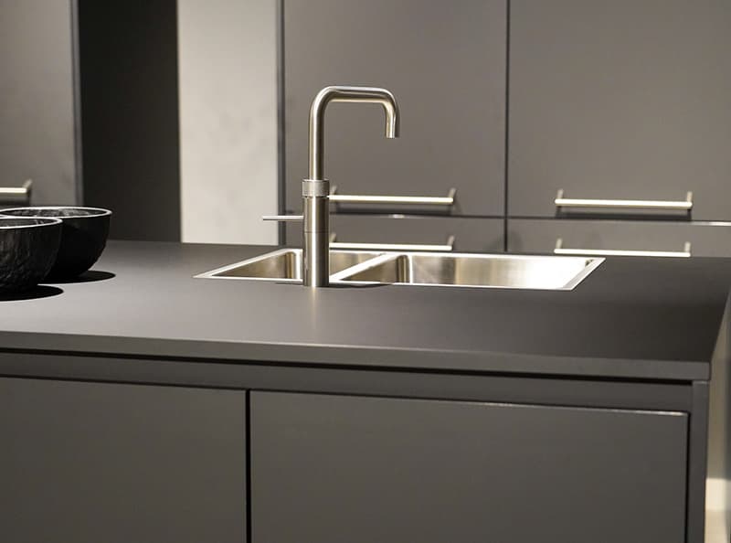 Zwarte keuken met kunststof werkblad