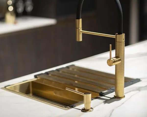 Kraan-en-spoelbak-in-gouden-kleur.jpg