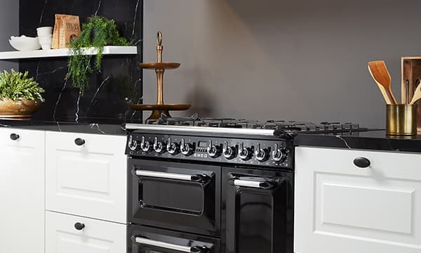 Retro keuken in wit met fornuis.jpg
