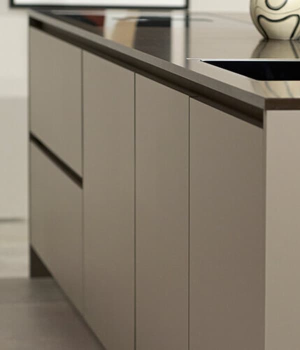 Tulp-keuken-met-taupe-fronten-en-werkblad.jpg