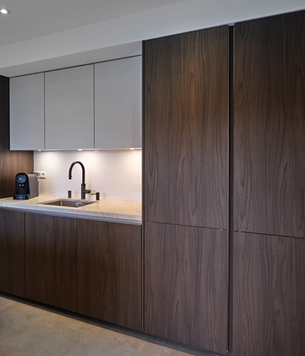 Wand-kast-keuken-hout-bruin.jpg