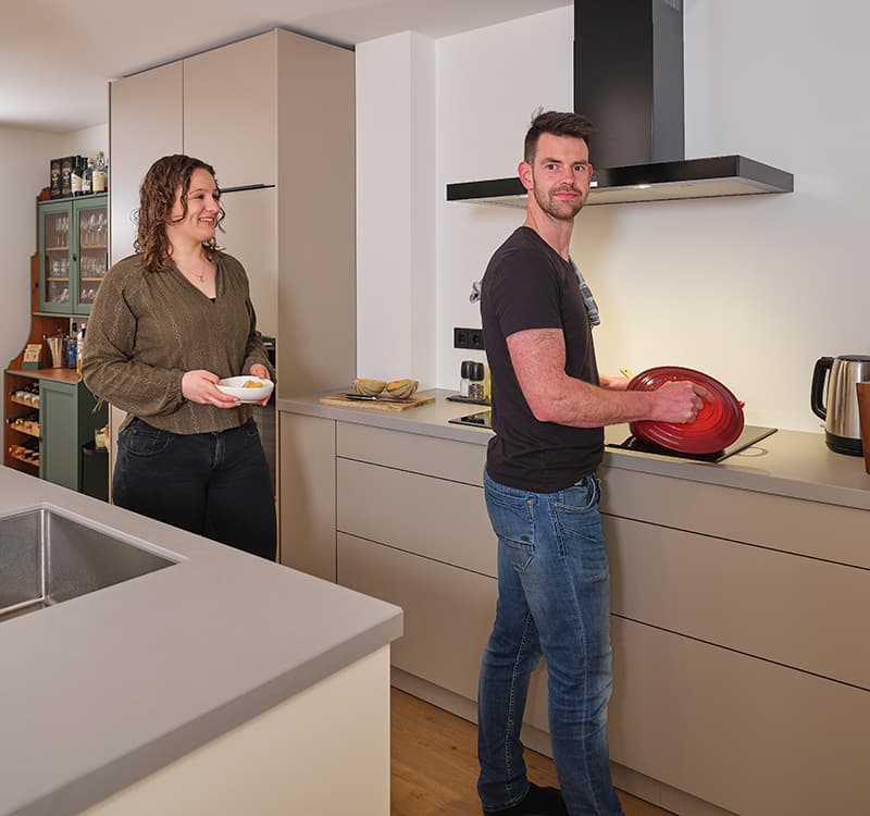 Stel-kokend-in-beige-schiereiland-keuken.jpg